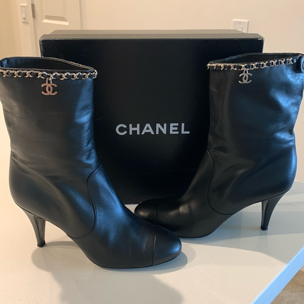 Chanel black smooth leather size 40 about a us 9 euc
